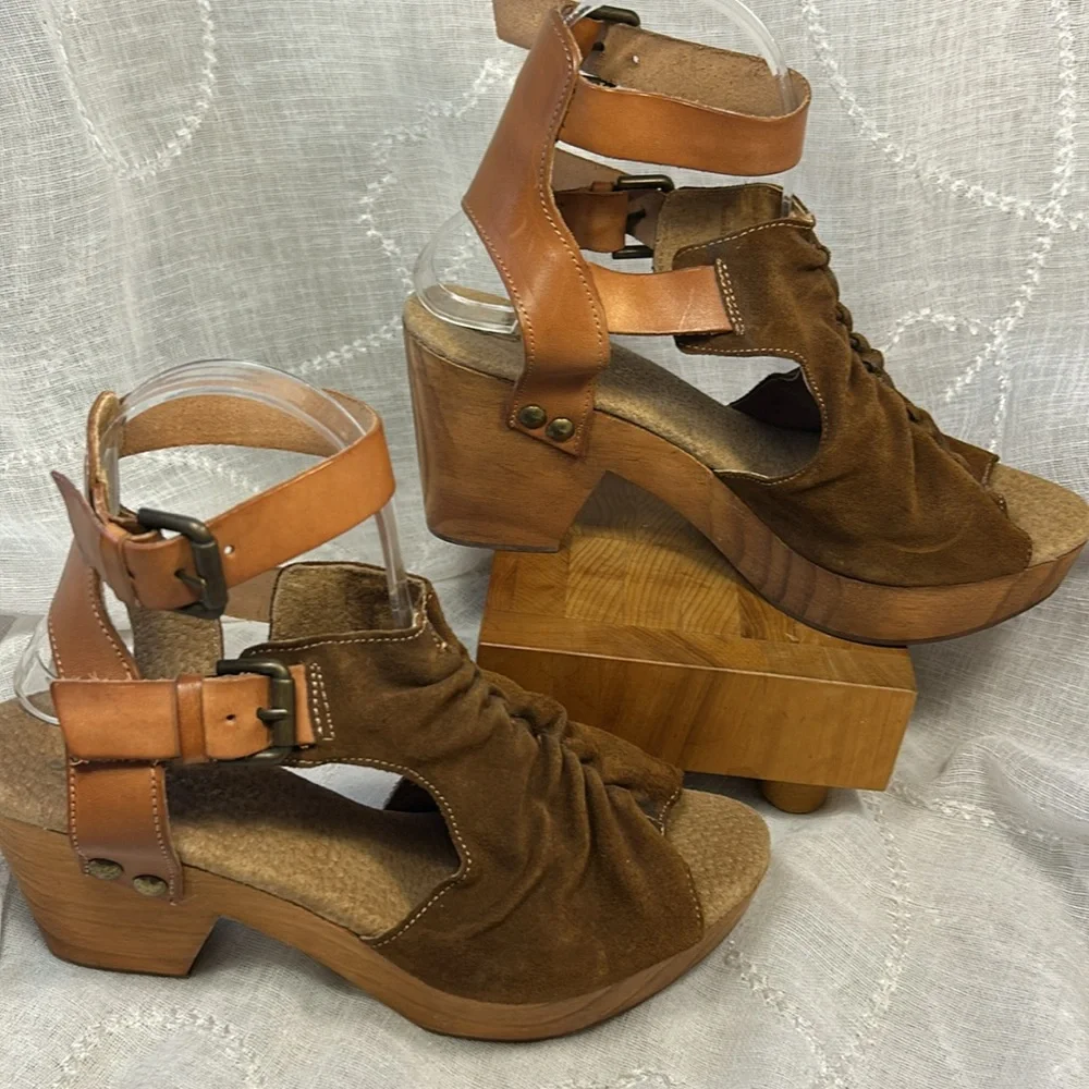 NWOT Free People leather and wooden platform sandal